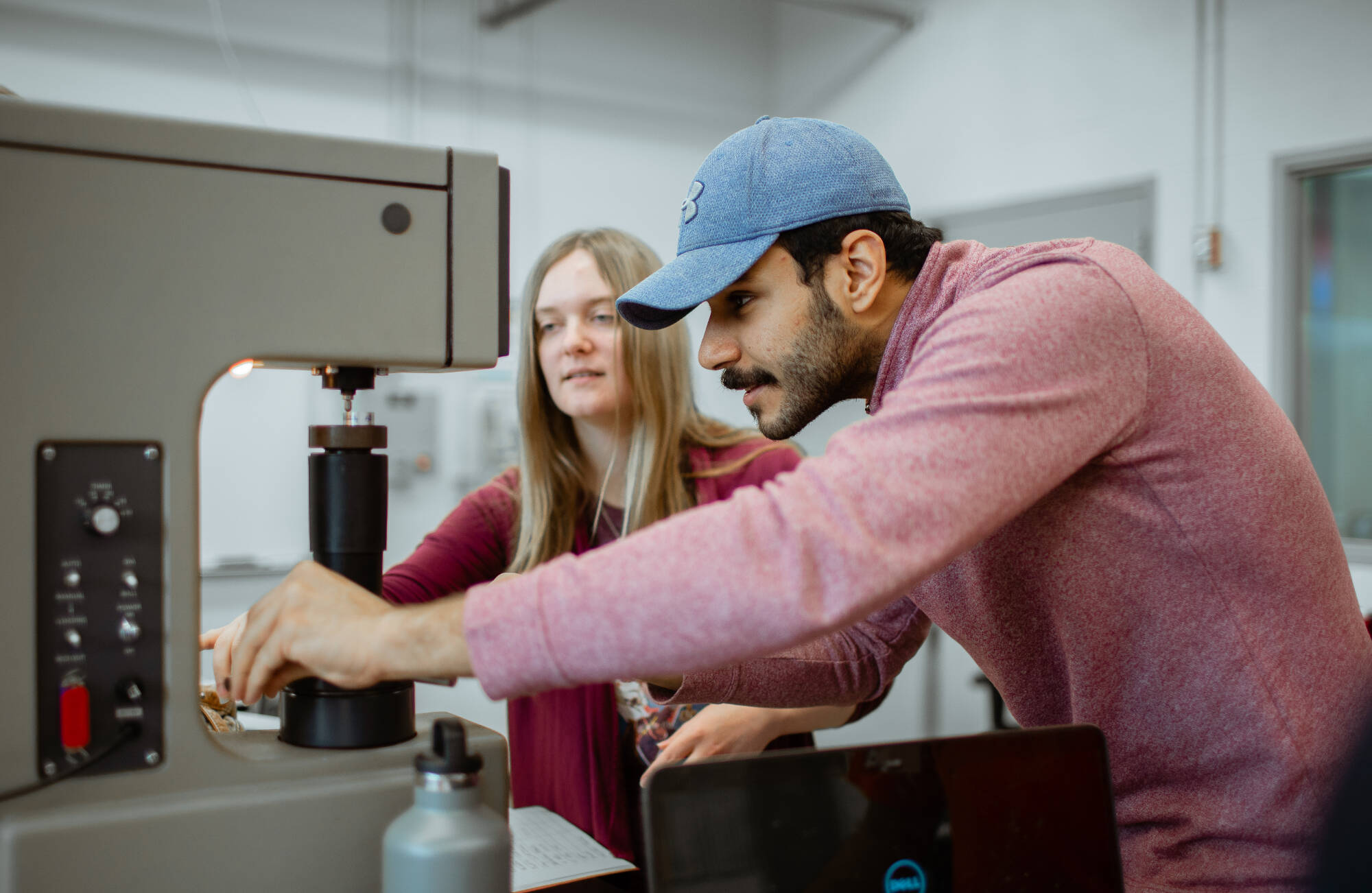 gvsu students working on a machine in engineering